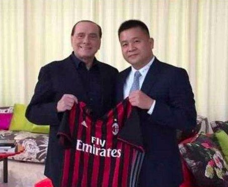 黑色丝袜吻戏亲胸摸腿